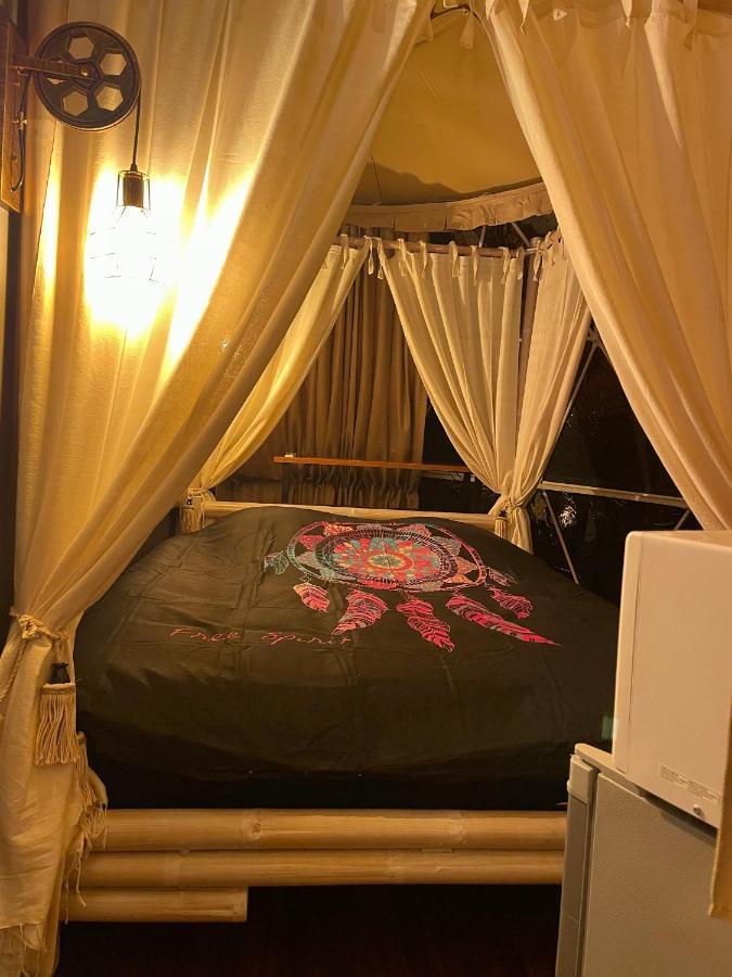 Отель La Bulle Des Coucous Сент-Илер-де-Рье Экстерьер фото