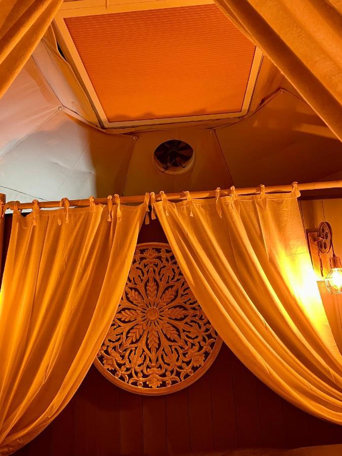 Отель La Bulle Des Coucous Сент-Илер-де-Рье Экстерьер фото